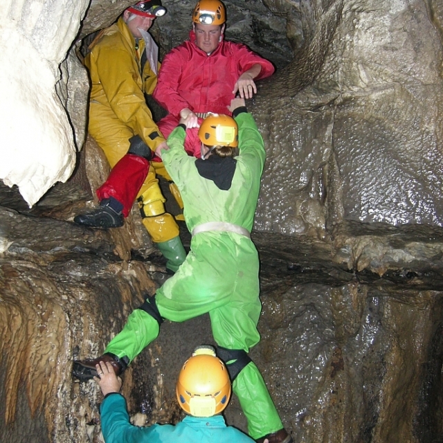  Levantando a un compañero espeleólogo 